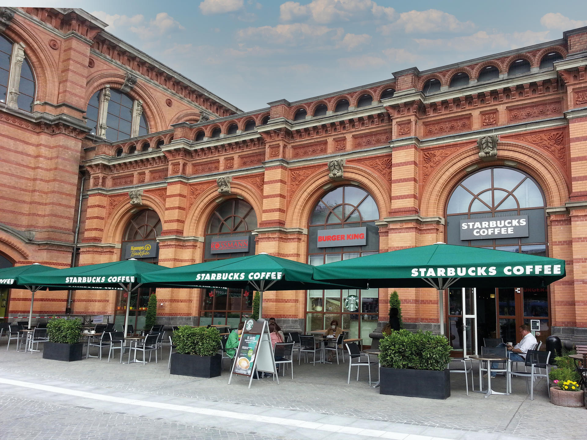 Terrasse mit grünen Sonnenschirmen